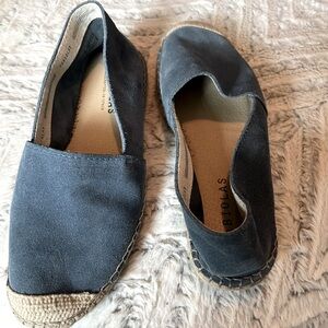 Fabiola’s blue suede leather shoes. Size 36 made in Spain